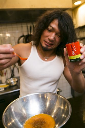 YAMATOレシピおなじみの昆布茶を投入! 常に昆布茶をストックしておけ