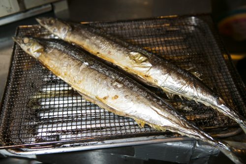 網がなければオーブントースターでもOK! 片面焼けたらひっくり返し、完全に火が通るまで焼いてくれ。