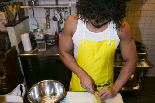 タルタルソースの材料だが、普通はピクルスを使うところ、たくあんで作るぞ。甘みもあって最高においしいのだ!