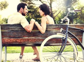 アプローチ,脈あり,カップル,男女,見つめあう