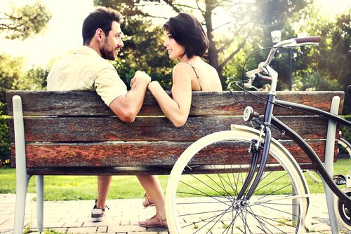 アプローチ,脈あり,カップル,男女,見つめあう