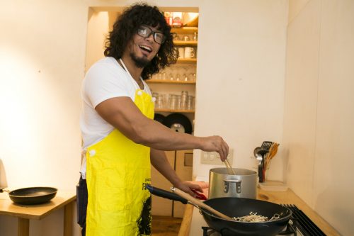 炒める工程とパスタをゆでる工程は同時進行でもOKだぞ