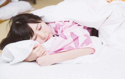 眠る
