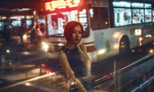 夜ひとりきりの女性