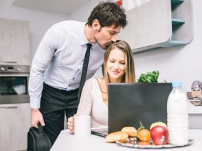 夫婦,カップル,朝のキス,調査
