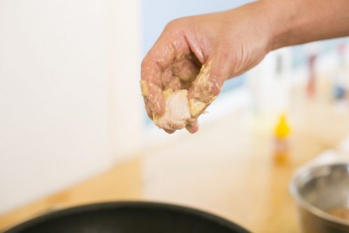 手で軽く握って塊にして揚げるといいぞ。また余分なつけ汁は捨てるようにな