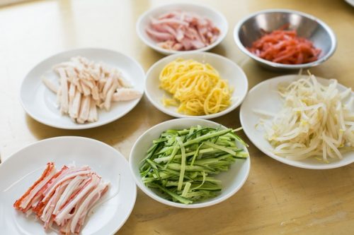 手巻き寿司パーティーのように、麺だけ盛った皿を各自に配り、具材は自分でチョイスする「冷やし中華パーティー」をするのも楽しいぞ。