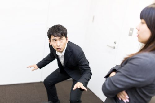 挙動不審