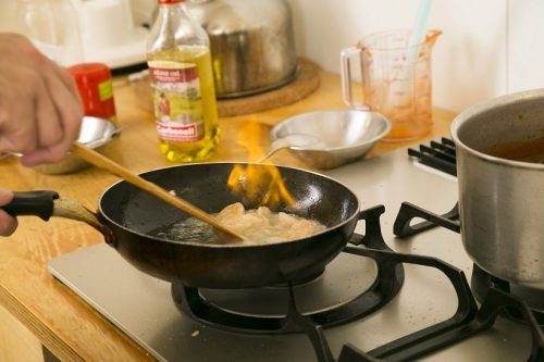 心霊現象ではない。フライパンから出ているのはまぎれもなく炎だ。