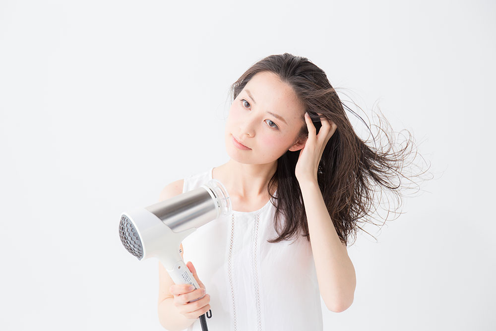 ドライヤーを使った髪の乾かし方