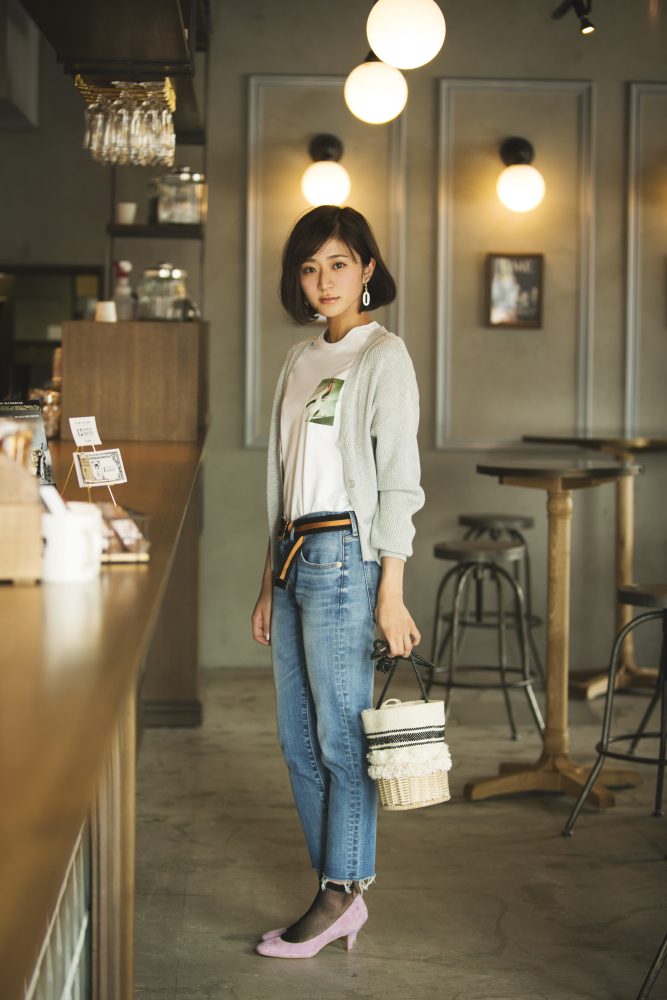 デニムパンツ×白Tシャツ×グレーのカーディガン