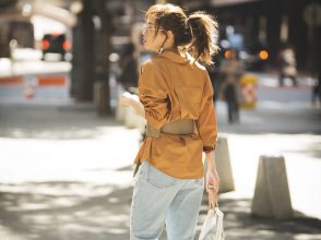 シャツにベルトの着こなし