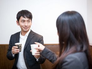 おごる