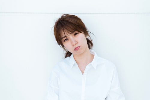 肌荒れに悩む女性