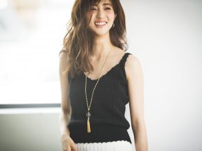 ニットキャミが主役のモノトーンコーデ