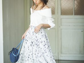 今日のコーデの主役は花柄のワイドパンツ