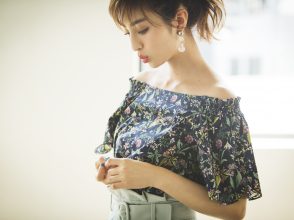 花柄のショルダートップスコーデ