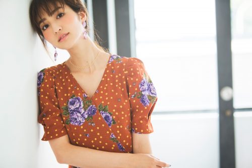 トレンドのカシュクールデザインがポイントの今日のコーデ