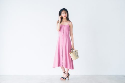 大人かわいいが叶うピンクワンピースの今日のコーデ