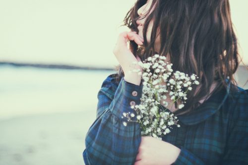 白い花, 女性