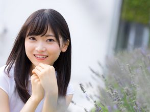 花の横に佇む南雲穂波