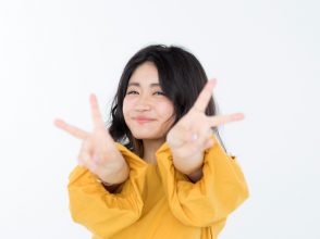 ダブルピースする谷山響き