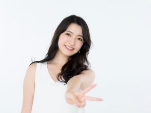 ピースサインをする大崎佑実