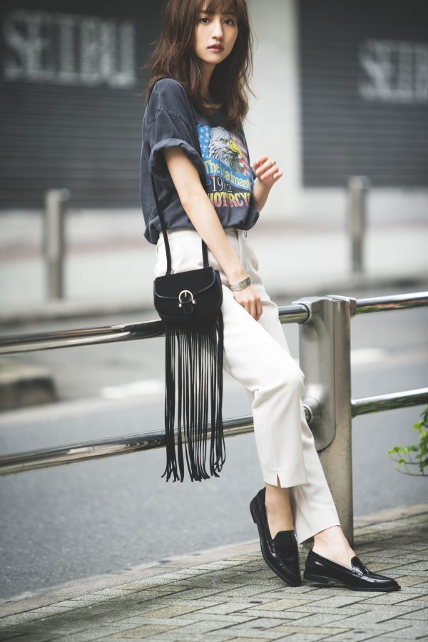 白パンツ×グレーのTシャツ