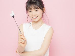指差し棒を持った女性