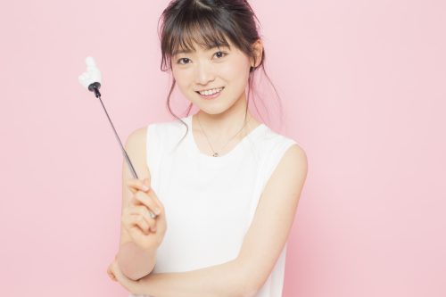 指差し棒を持った女性