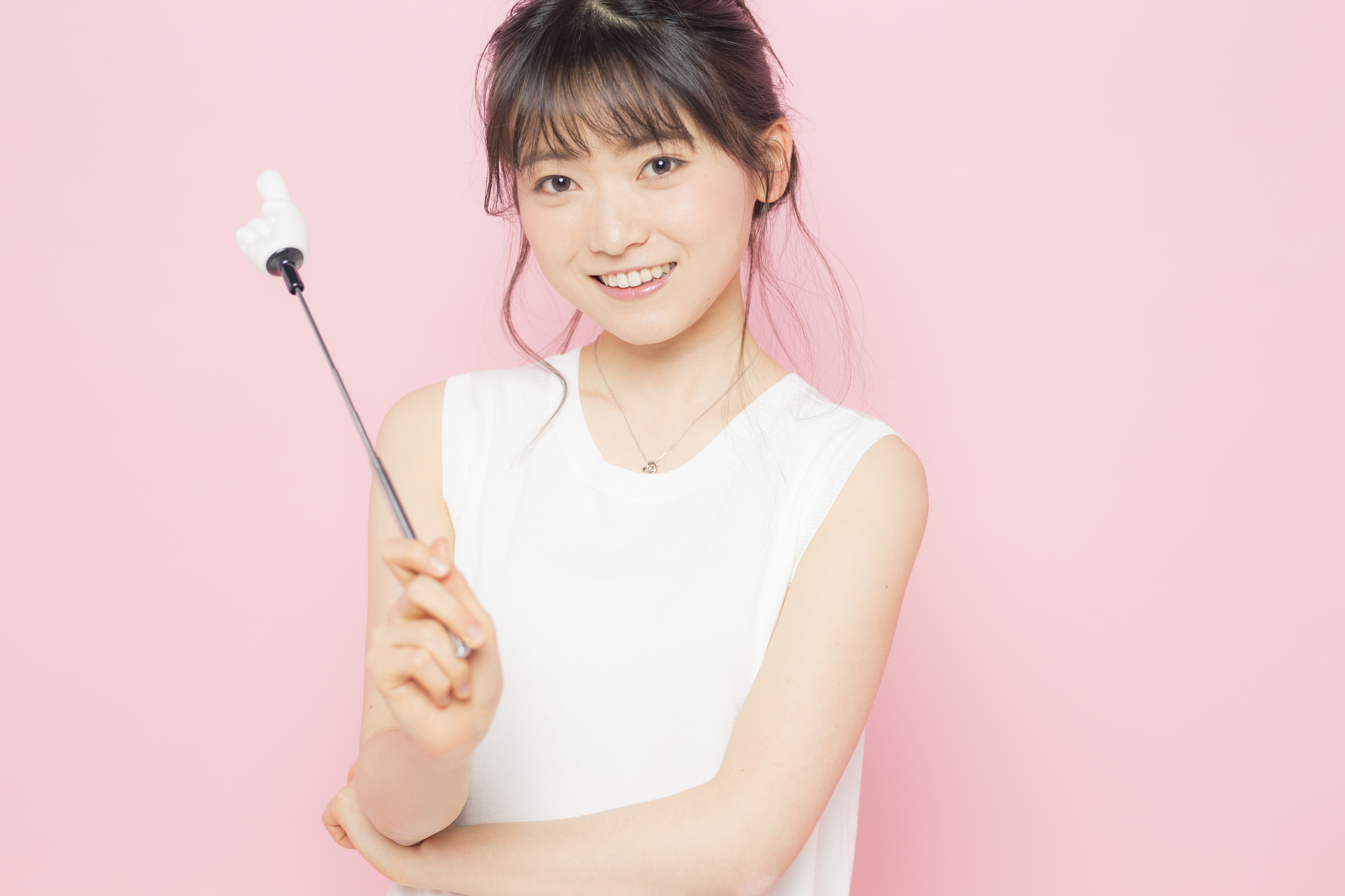 指差し棒を持った女性