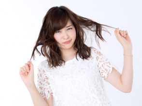 髪をくしゃくしゃにして悩む女性