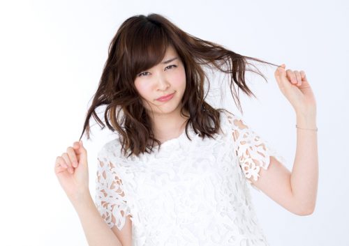 髪をくしゃくしゃにして悩む女性