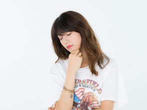 悩む寺西麻帆