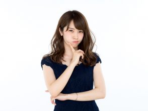 悩み顔の佐藤真瑚