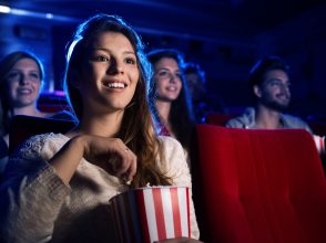 映画館で映画を鑑賞する女性