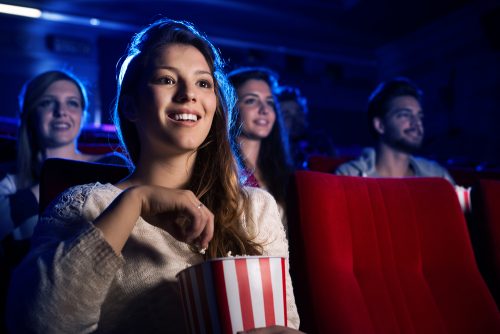 映画館で映画を鑑賞する女性