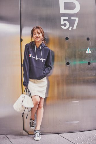 ユニクロのタイトスカート×チャンピオンのパーカーのコーディネート（堀田茜）