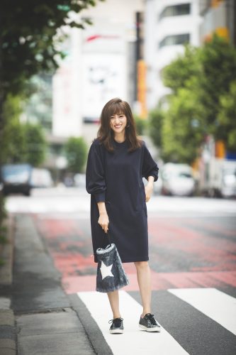 黒,堀田茜,コーデ,トレンド,スニーカー,スウェット,スニーカー,プルオーバー