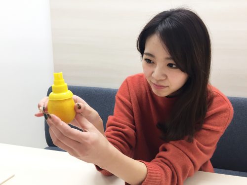レモンスプレーを揉む尾身綾子