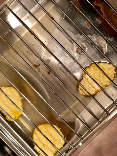 魚焼きグリルに入れたミカンの皮