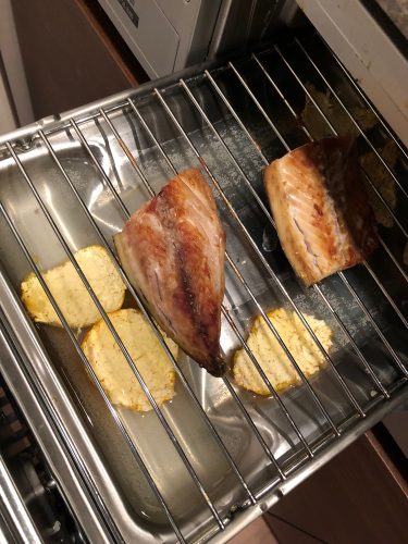 サバの塩焼きとミカンの皮