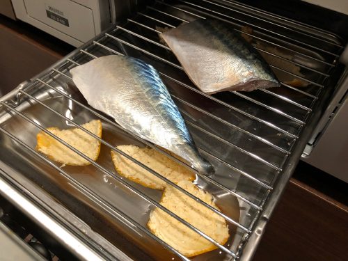 魚焼きグリルでサバを焼く
