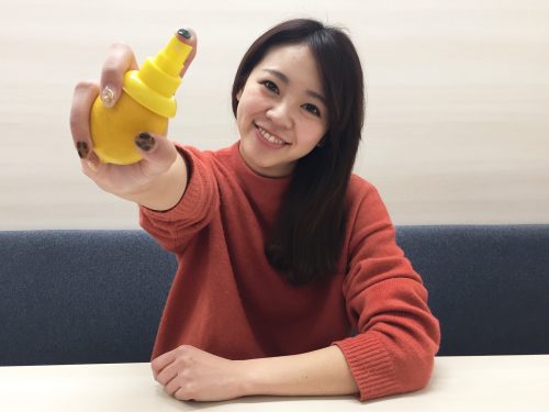 レモンスプレーを構える尾身綾子