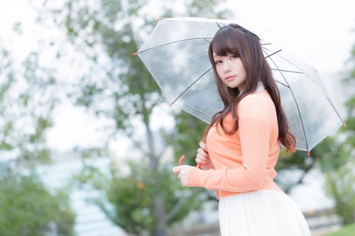 ビニール傘をもつ女性