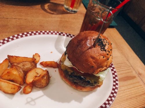 MUNCH'S BURGER SHACK,CanCam it girl,柳田菜月,ハンバーガー,トランプ大統領