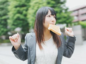 トーストをくわえて走る女性