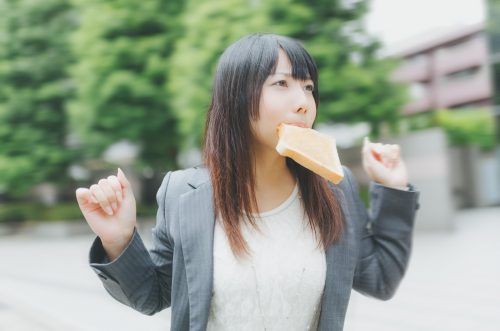 トーストをくわえて走る女性