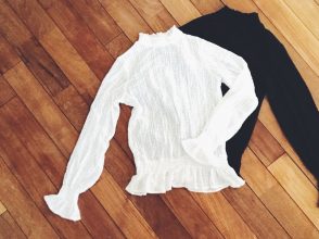GUのハイネックレーストップス