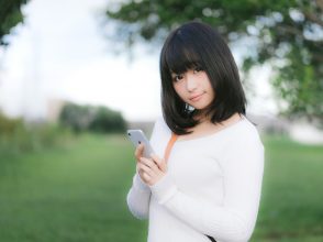 スマホを持つ女子